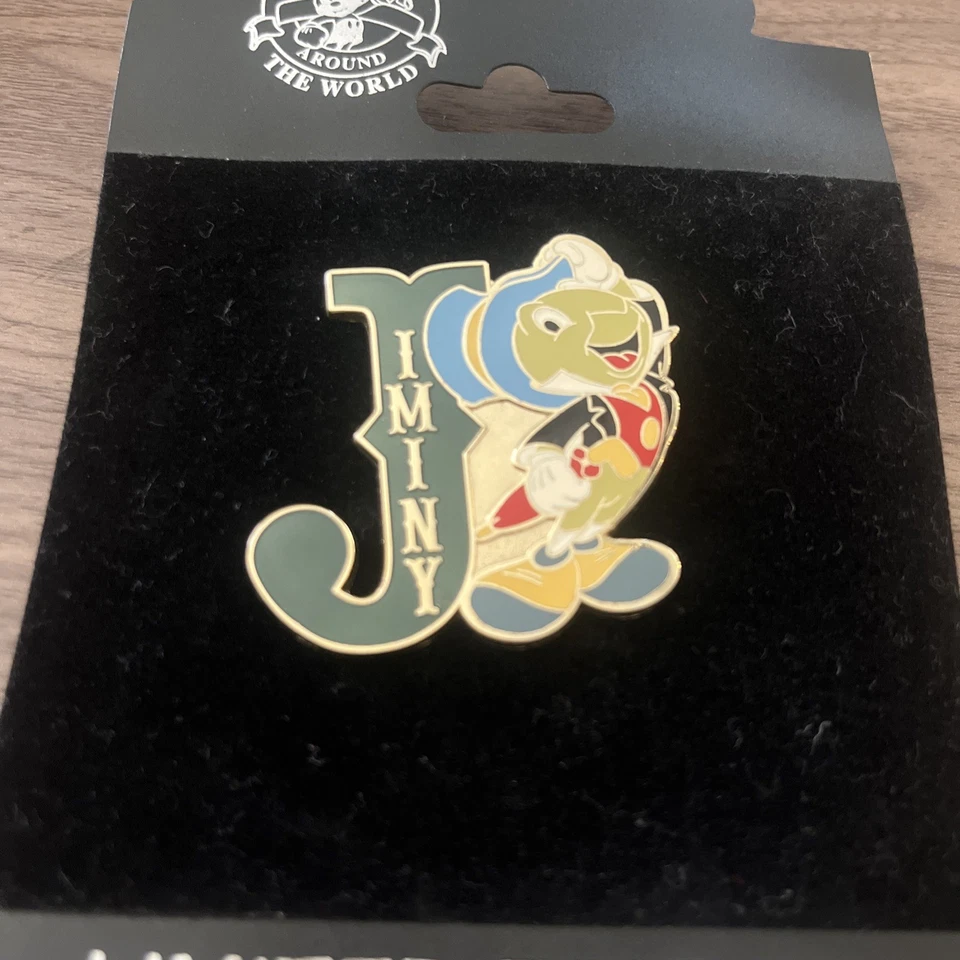 Prendedor Disney Shopping Jiminy Cricket serie de letras iniciales Pinocho LE 250 raro Foto 3 de 4