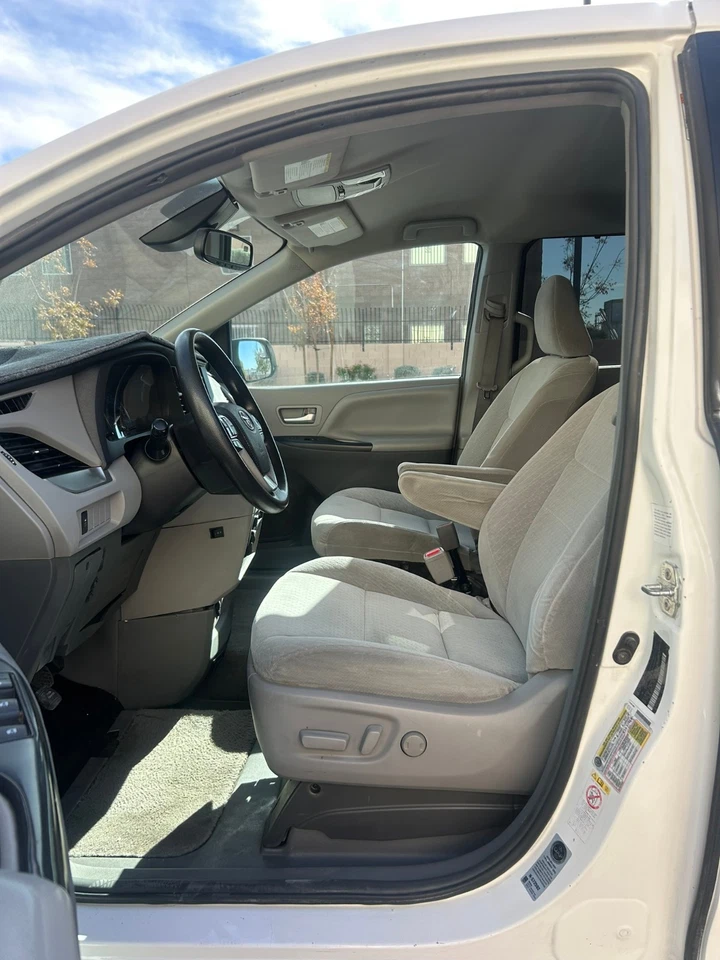 2018 Toyota Sienna LE VMI ГАНДИКАП ФУРГОН - Изображение 3 из 4