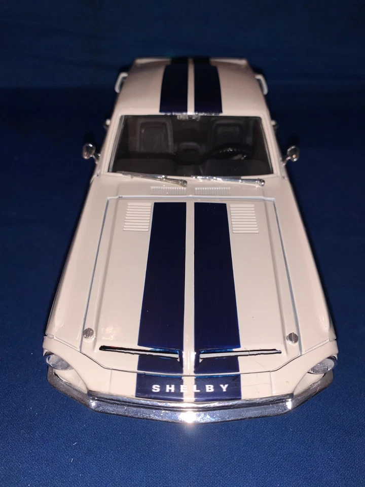 VEHÍCULO DIECAST 1:18 1968 SHELBY GT-500 KR ROAD LEGEND SERIE FIRMA SIN CAJA Foto 3 de 4