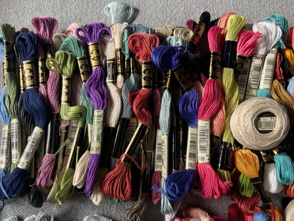 Lot 205 DMC SKEINS EMBROIDERY CROSS STITCH FLOSS THREAD Mixed Colors - Image 4 of 4