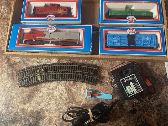 Model Power Pride of the Line HO Electric Train Set 1035 Santa Fe w/Box As Shown - Image 3 of 4