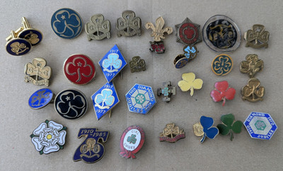 Restposten 32x Vintage Girl Guides Abzeichen Trefoil Jubiläum WAGGGS Pfadfinder Medaille