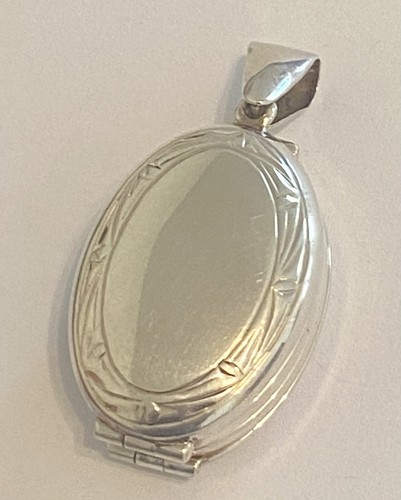 Reversible 4 Compartment 'E” Initial Oval Locket Sterling Silver 17.8 Grams S47