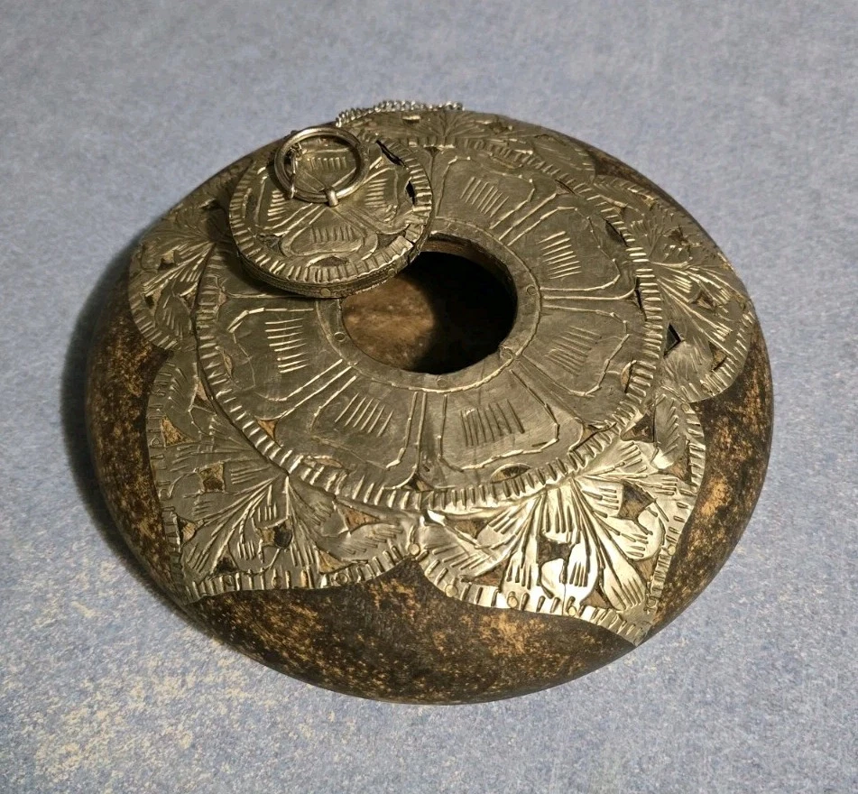 Cadena contenedor caja opio tono plata madera teca tallada a mano primitiva rara Foto 2 de 4