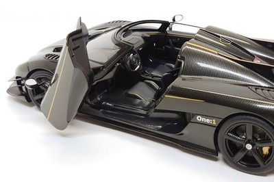 AUTOart 1:18 Koenigsegg One:1 in Clear Carbon Fiber / Gold Stripes