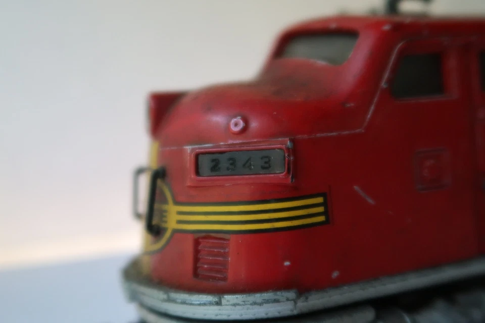 Vtg Lionel 2343 O Santa Fe F3 AA Diesel Locomotive Set 2 Engines 1 Dummy c.1950 - Image 3 of 4