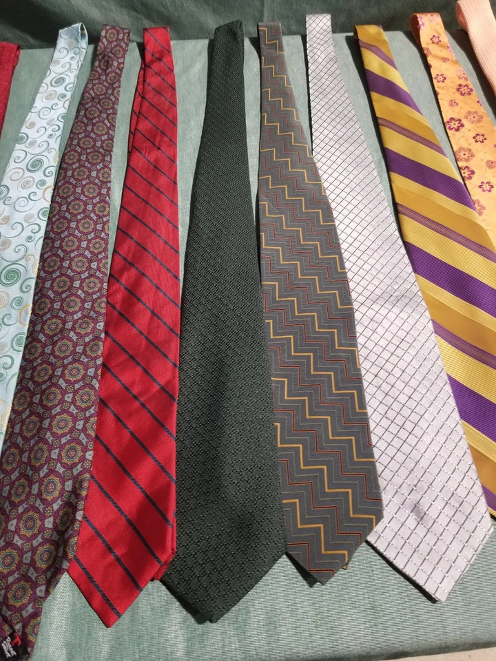 Vintage Lot of 21 Men’s Ties Jos Bank Talbot Bill Blass Cardin Bold Pattern - Image 4 of 4