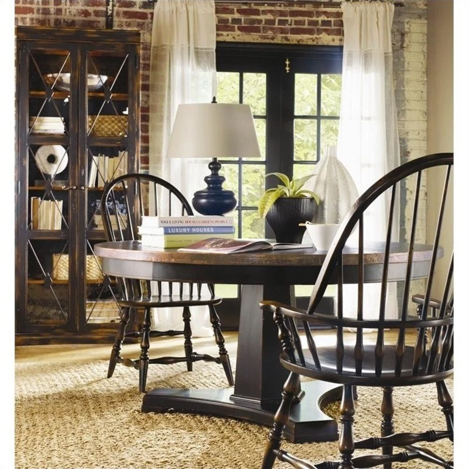 Vitrina Sanctuary de dos puertas de vidrio delgado en negro ébano de Hooker Foto 2 de 3