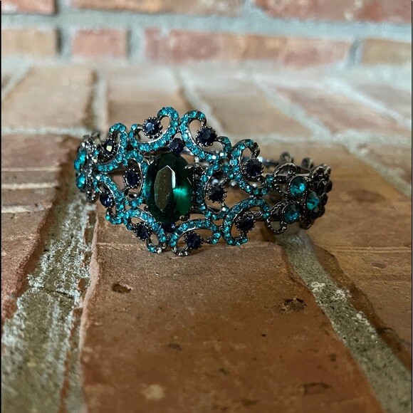 Gorgeous Statement Bracelet - image 4