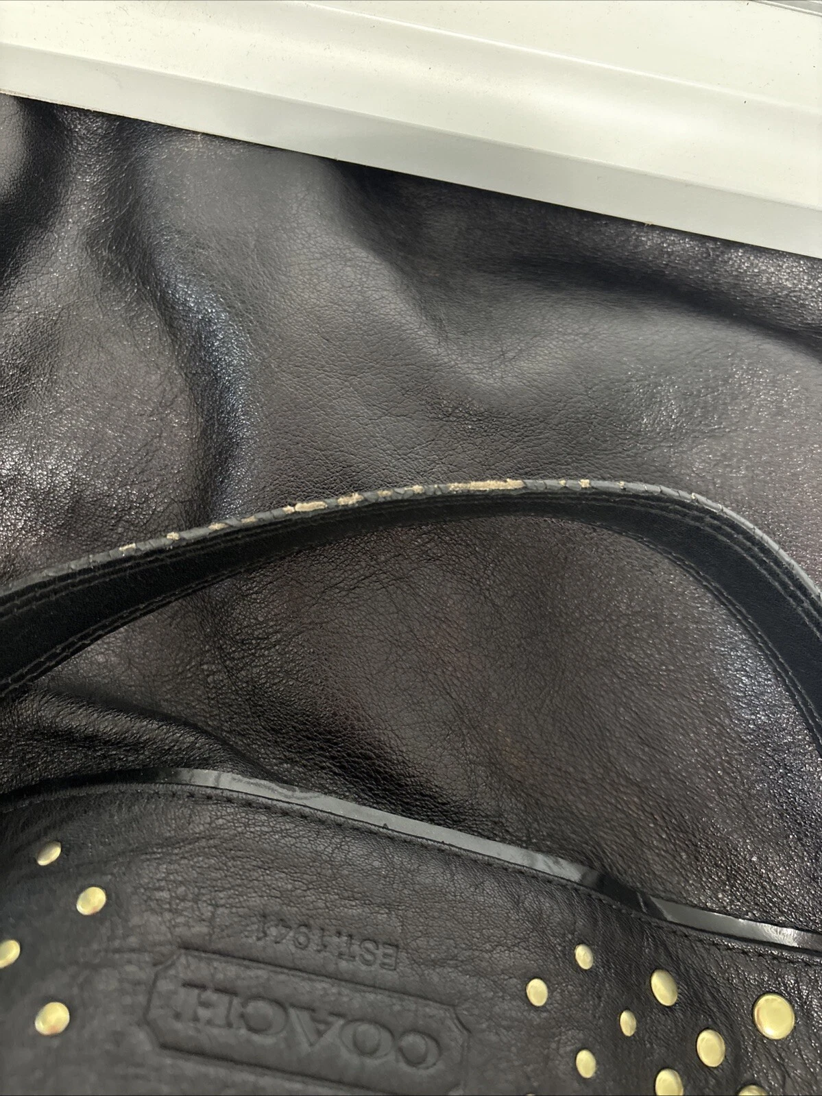 Borsa a tracolla Coach nera con borchie oro