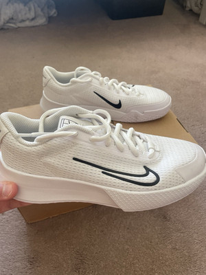 Nike Vapor Lite 2 HC Tennisschuhe Weiß/Schwarz UK 4. MPN DV2018-100