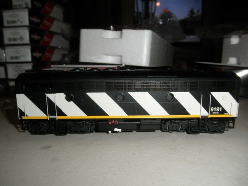 Canadian National - Zebra Stripe F-7B con sonido y DCC # 9191 | Zustand: New