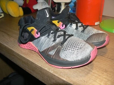 NIKE Basket Femme rose et noir  36.5 - Photo 1/4