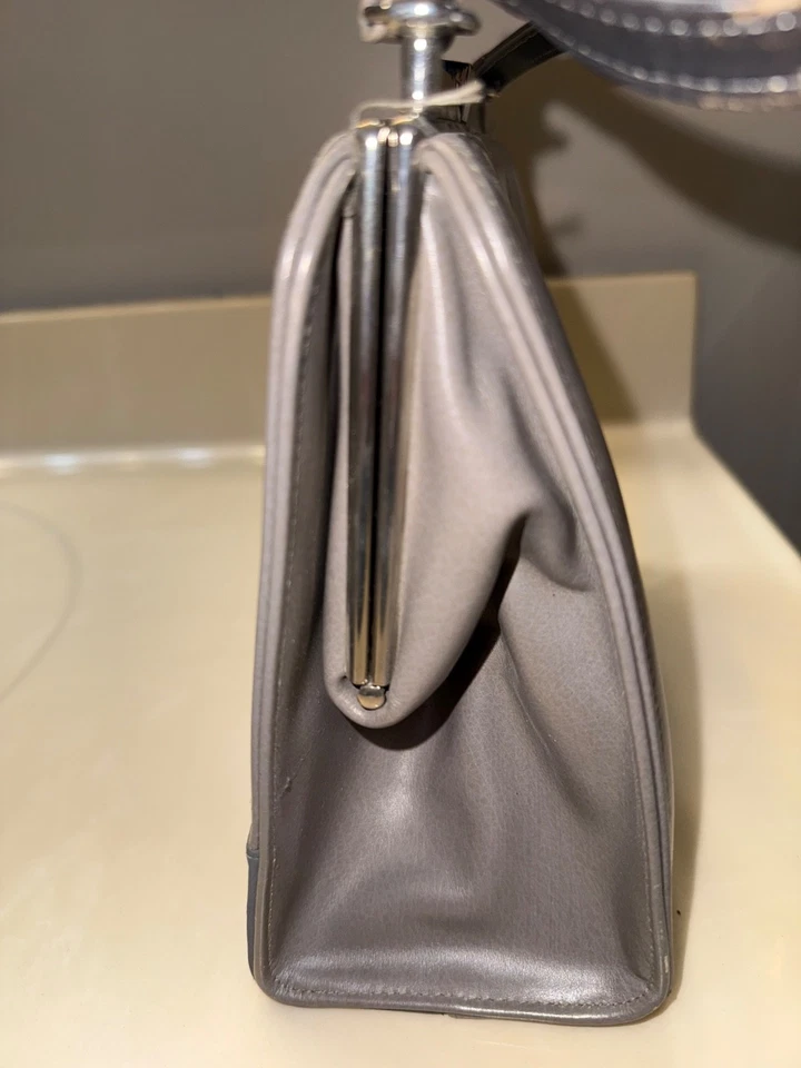 Bolso de mano vintage años 50-60 retro cuero gris dos tonos broche de metal cartera una asa Foto 4 de 4