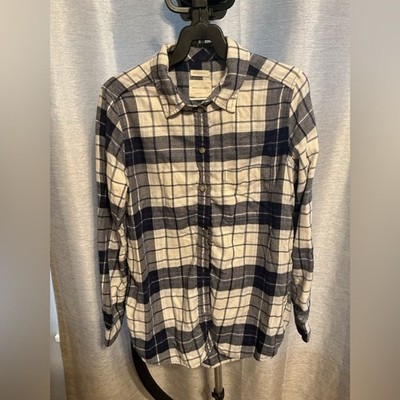 Cozy fall essential American Eagle soft button-up navy + cream plaid. Size S