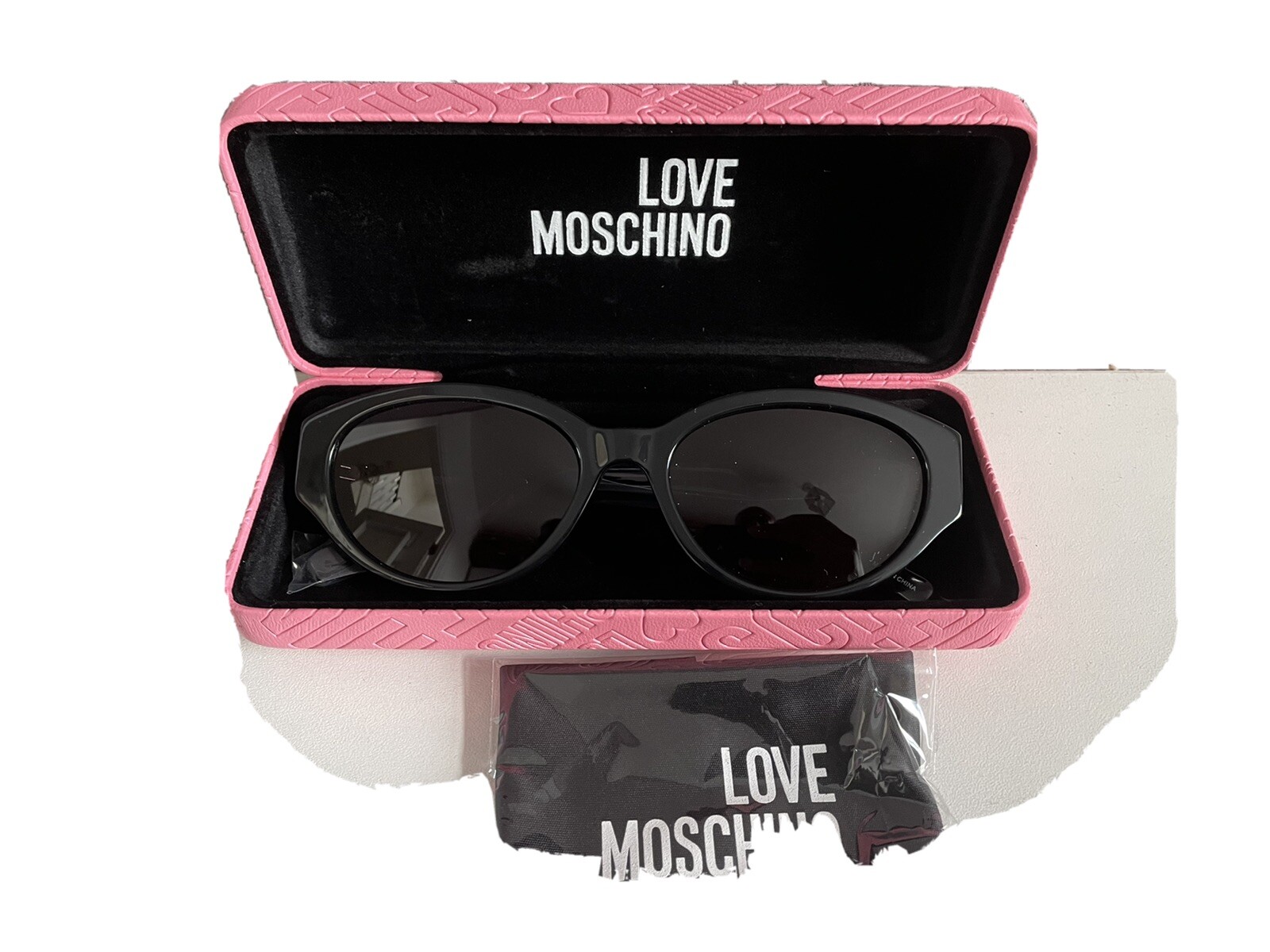 love moschino sun glasses