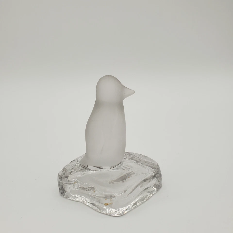 Pingüino sobre hielo de vidrio transparente y esmerilado Westmoreland de colección Foto 3 de 4