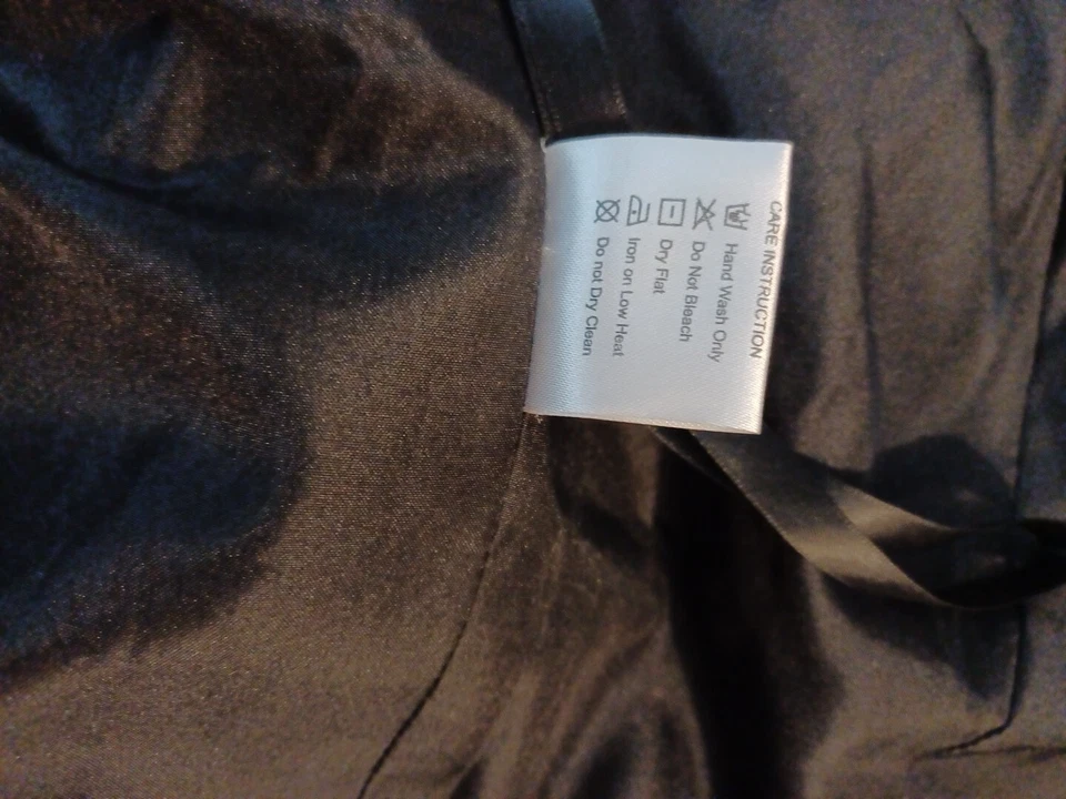 Vestido Falda Círculo Completo Plisado Negro Gótico con Detalle de Tachuelas Plateadas Superposición de Encaje Foto 4 de 4