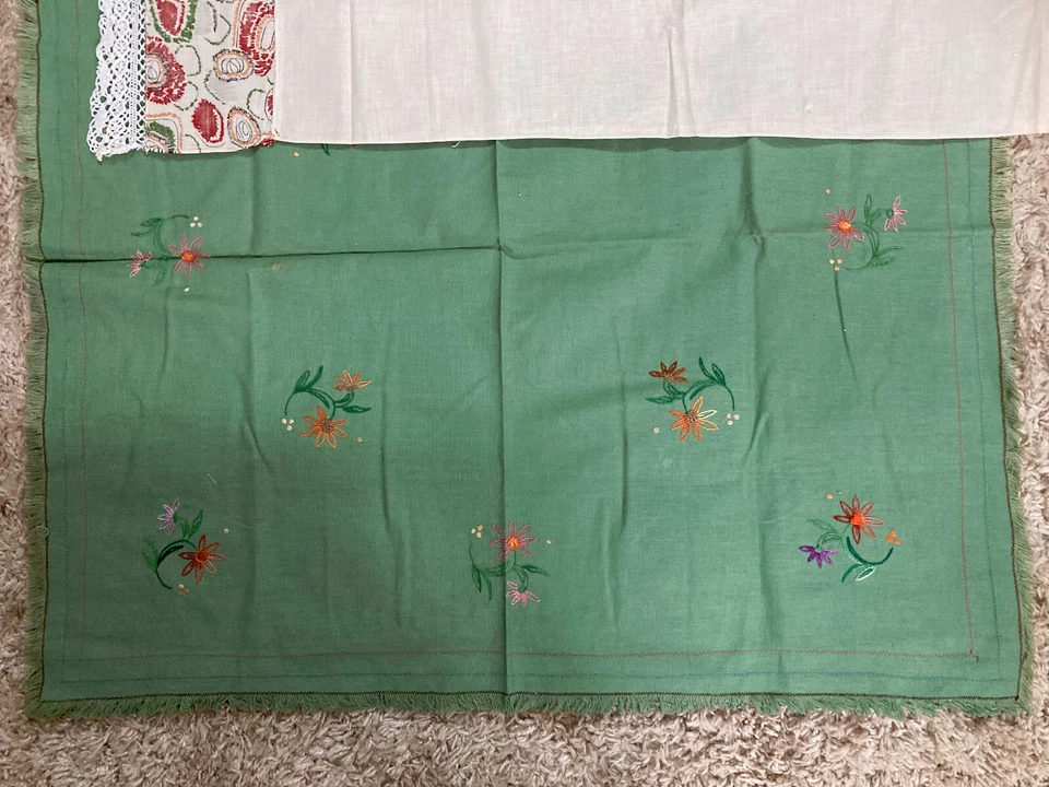 2 Tischtücher aus OMAs Haushalt mehrfarbig bestickt 114x62 / grün 90x84 RETRO - Bild 3 von 4