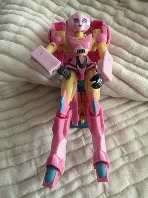 Hasbro Transformers Cyberverse Adventures Deluxe Class Arcee action figure
