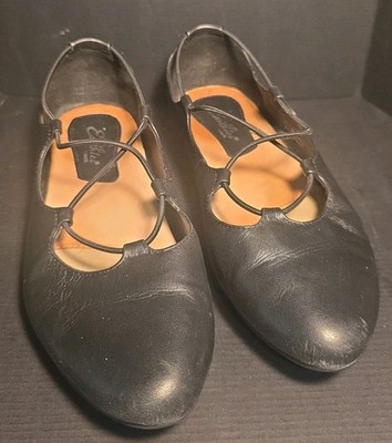 Women's Earthies by Earth Essen Black  Textured Flats Elastic Straps 8.5B