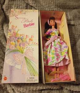 Mattel Barbie Spring Petals Special Edition Doll 16872 w/ Outfit Brush 11in