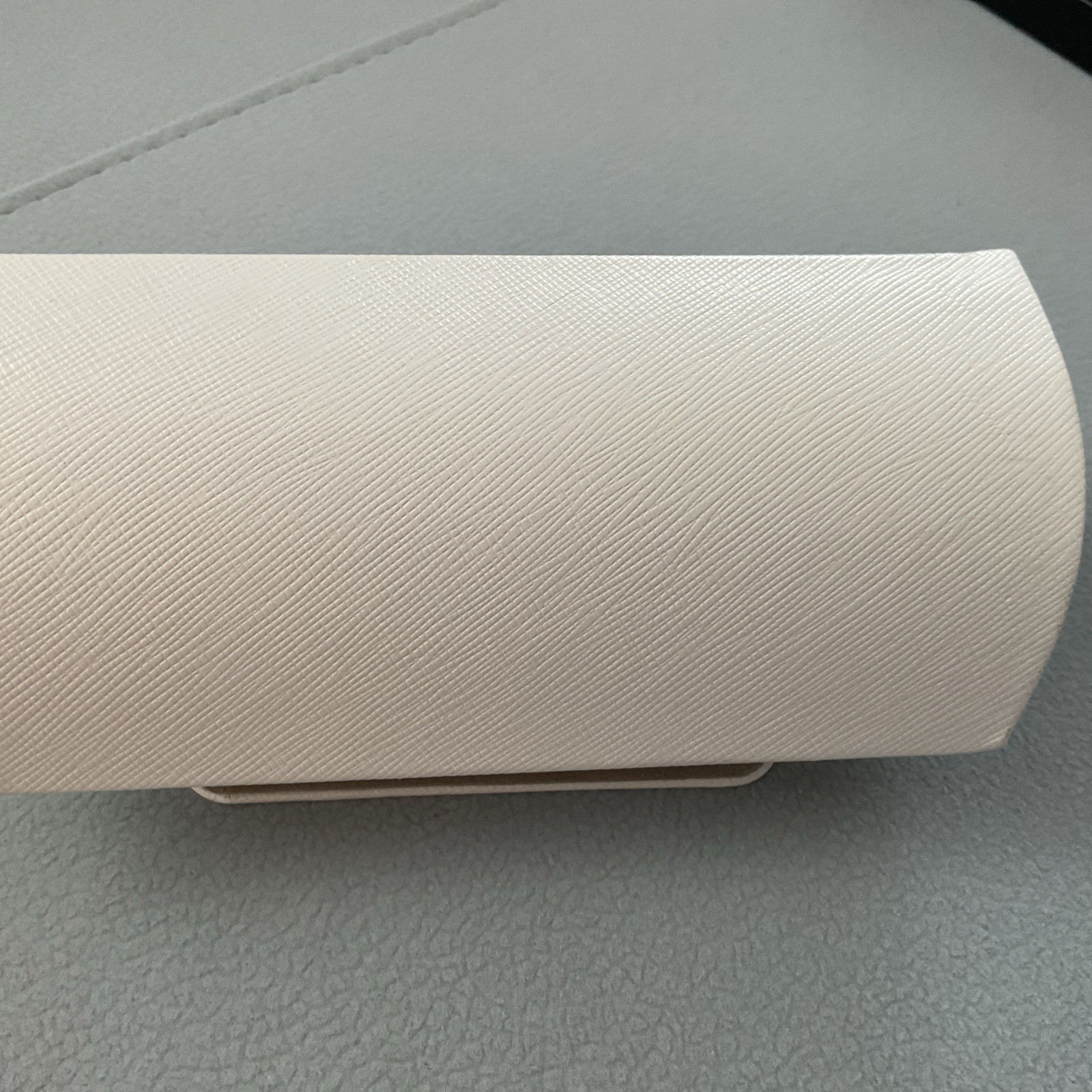 New Michael Kors White Medium Authentic Eyeglasses Sunglasses Case with Cloth thumbnail 2