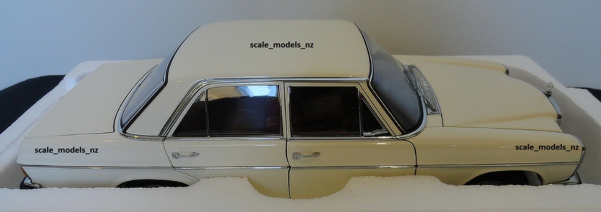 AUTOART 1:18 – MERCEDES-BENZ /8 LIMOUSINE 220D W115 – WHITE