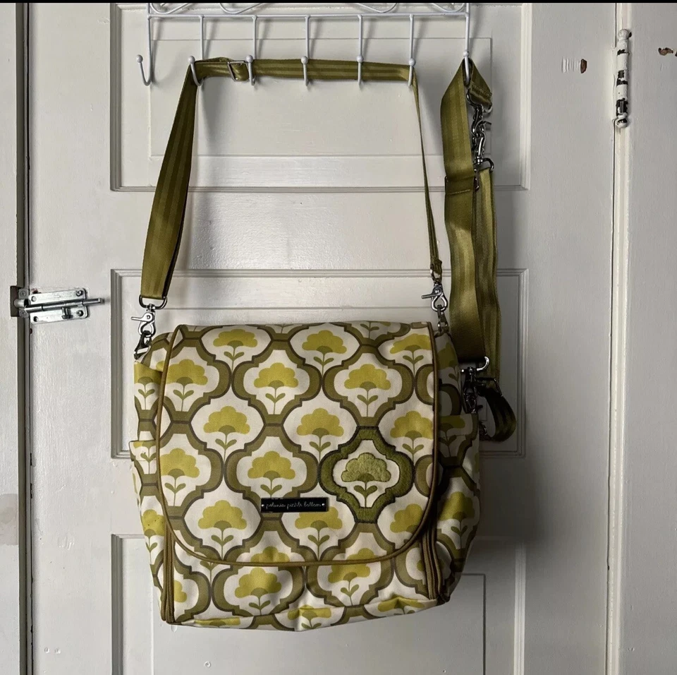 Bolso bandolera convertible de pañales floral con parte inferior de pepinillo de petunia Foto 2 de 4