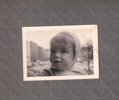 Close up of girl Found Original  Vintage PHOTOGRAPH G177