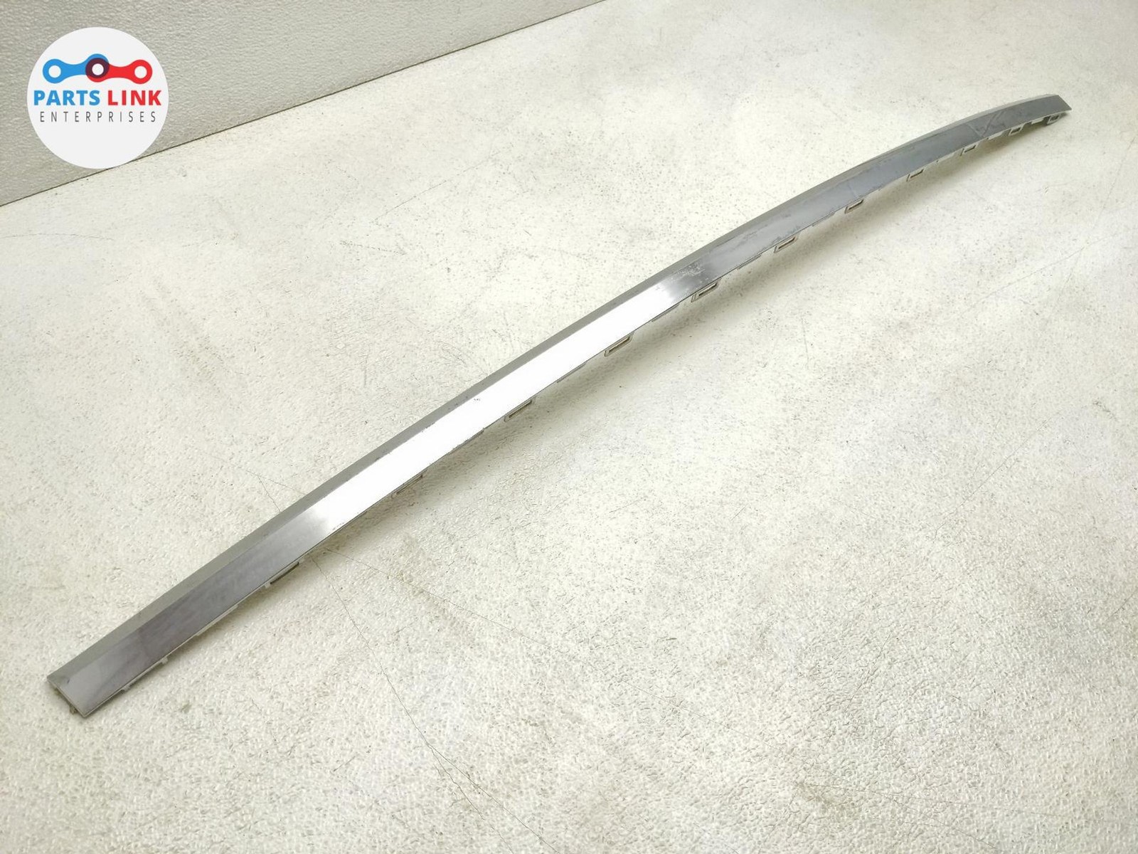 2016-20 BENTLEY BENTAYGA REAR BUMPER TRIM CENTER MOLDING APPLIQUE INSERT COVER
