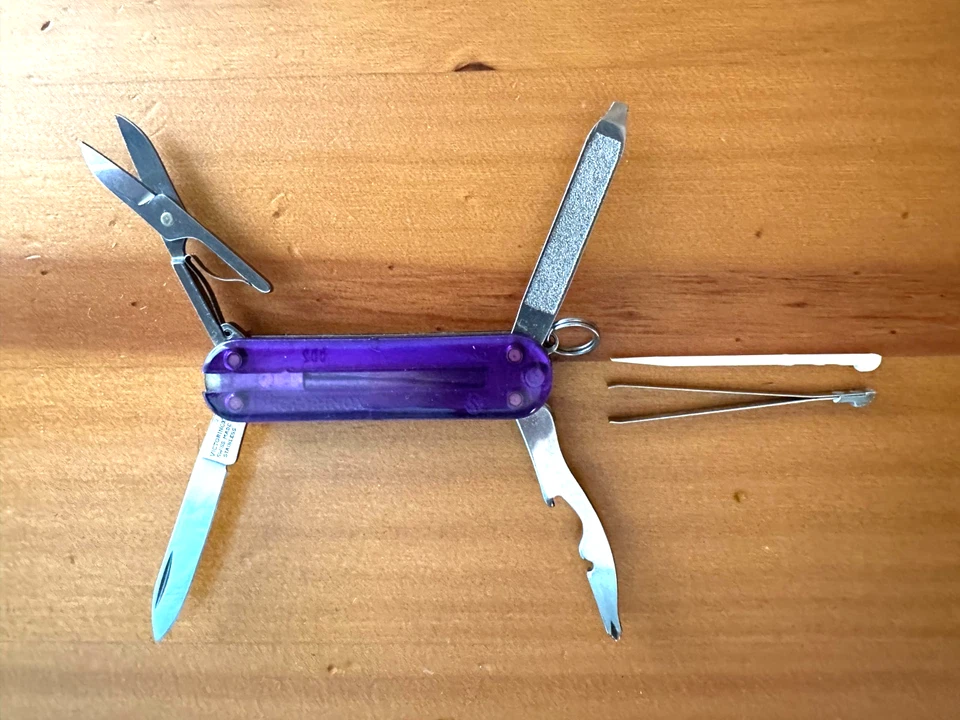 Швейцарский армейский нож Victorinox Rambler 58 мм прозрачный фиолетовый с 7 инструментами отличное состояние - Изображение 2 из 4