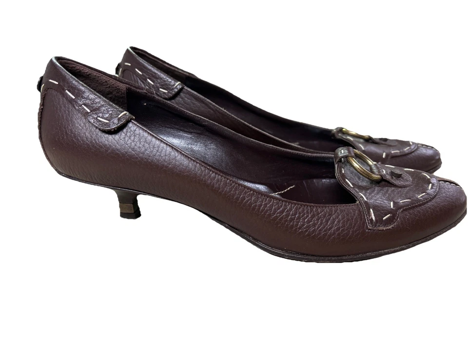 BCBG Maxazria Brown Leather Shoes 8 1/2 B (38 1/2) Kitten Heel Pumps - Image 2 of 4