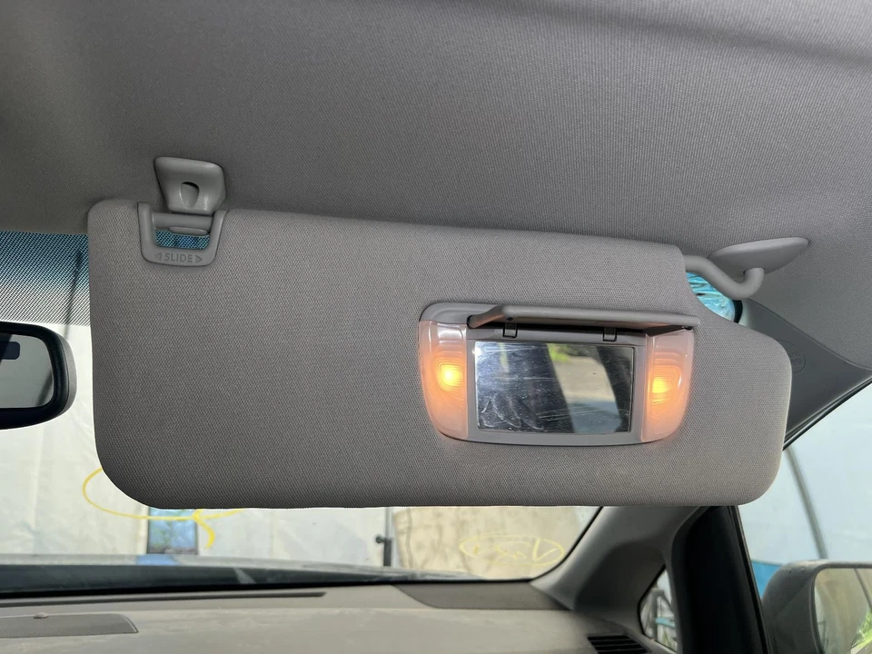 Parasol derecho usado se adapta a: Toyota Sienna 2016 iluminado grado A derecho Foto 2 de 4