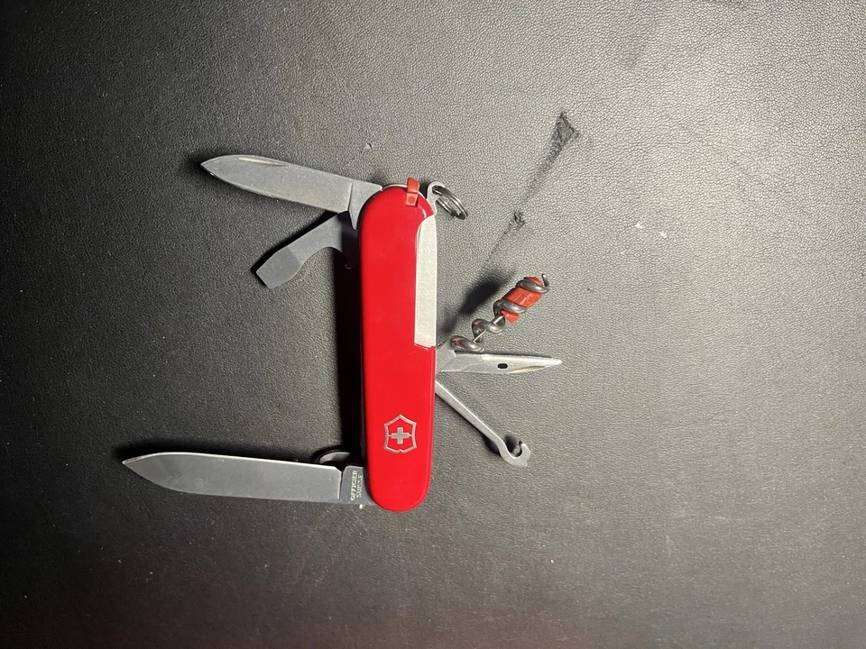 Navaja VICTORINOX HUNTSMAN AÑO DEL CONEJO 2023 Roja Nueva LIMITADA Foto 4 de 4