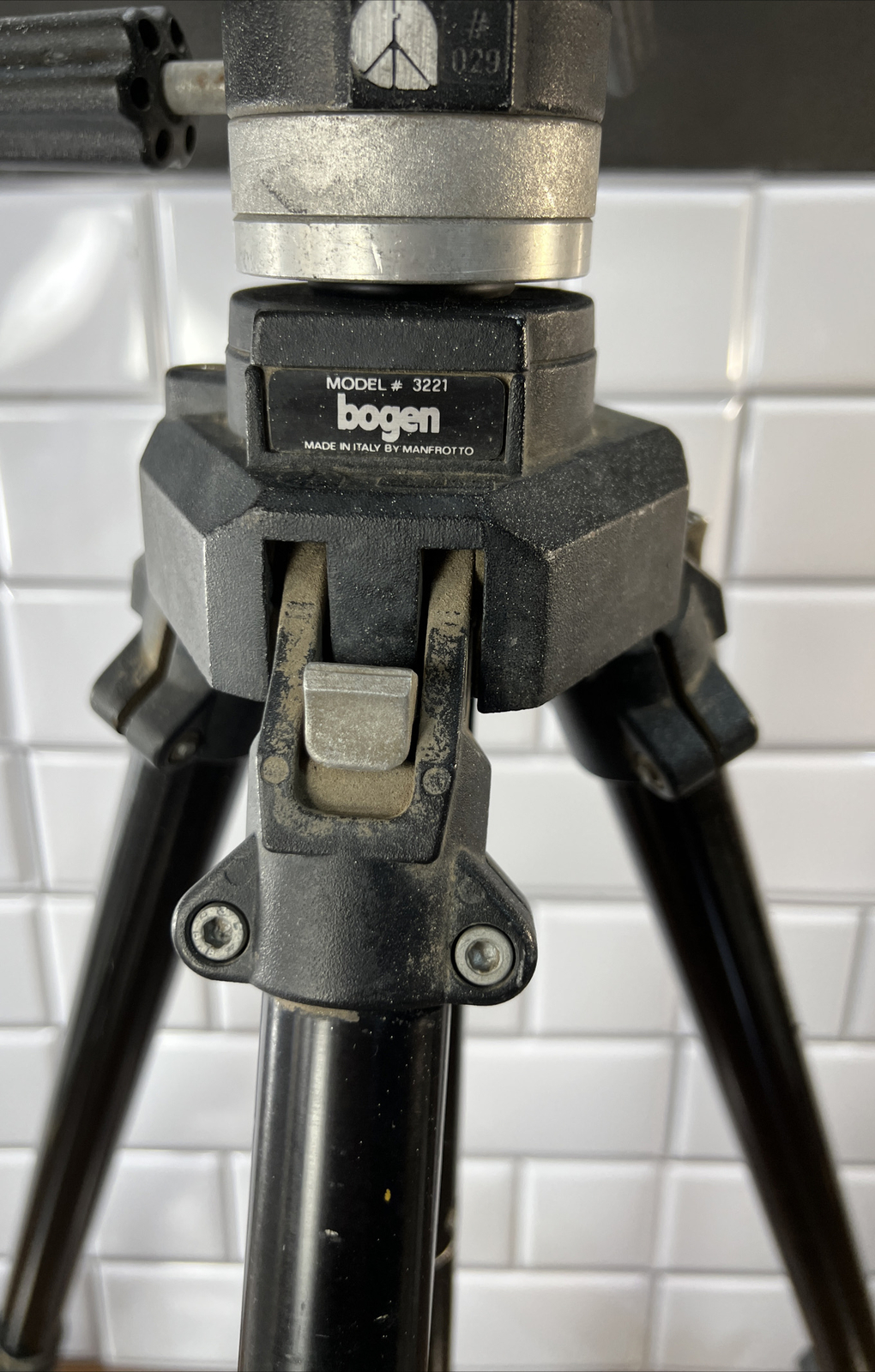 Bogen by Manfrotto 3221 Tripod 3047 3Way Pan/Tilt Head, Release