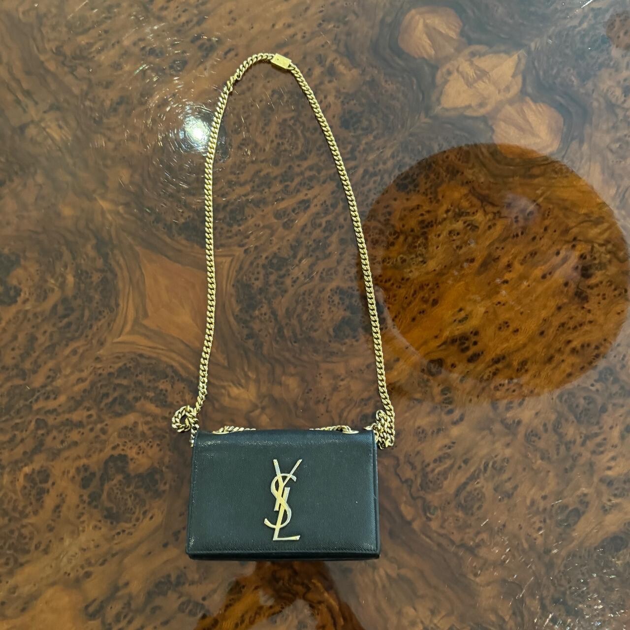Saint Laurent YSL Borsa Kate piccola in pelle venata nera e ferramenta oro