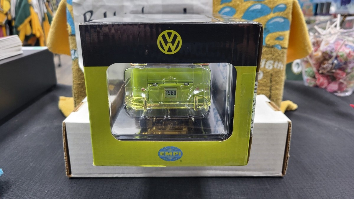NIB CHASE 2023 1960 VW MICROBUS DELUXE USA MODEL VAN M2 MACHINES 1