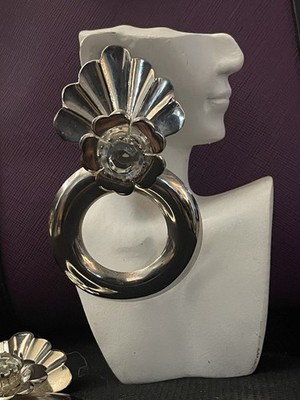 Vtg Silver Tone Rippled Scalloped Petals Floral Design Earring.