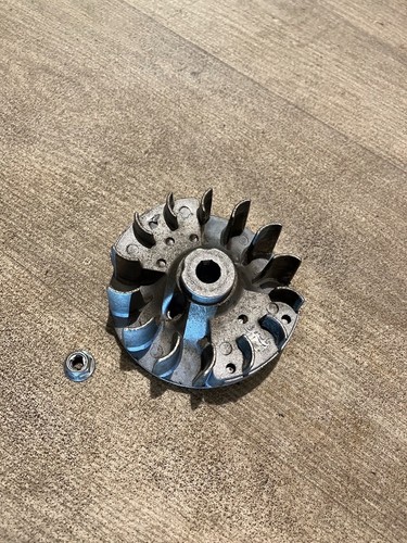 Schwungrad aus einer Mac Allister MHTP 245, Benzin Heckenschere (185)