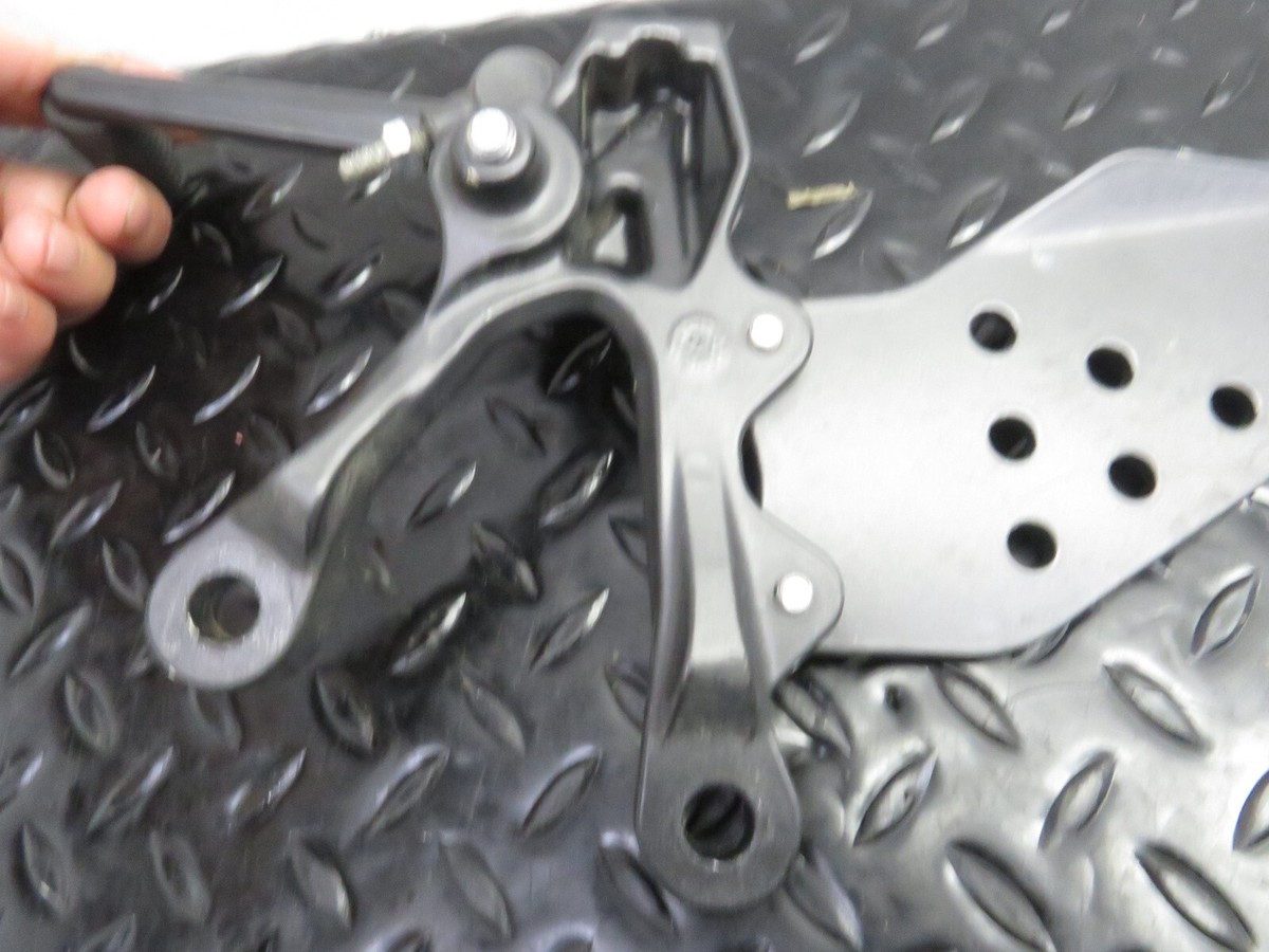 05 06 KAWASAKI NINJA ZX 636 ZX 6R OEM LEFT REARSET PEG BRACKET