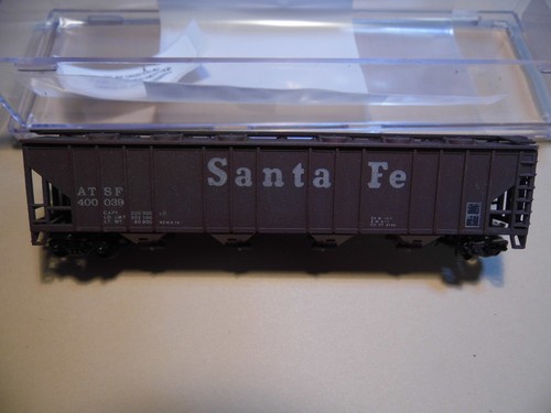N - Atlas (Österreich) - 4 Bay Covered Hopper, Santa Fe ATSF 400039 MM Kupplungen | Zustand: Used