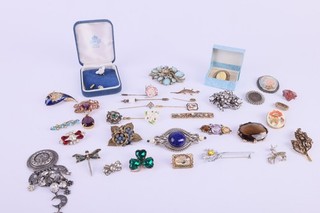 34 x Vintage Costume Jewellery Job Lot Brooches Pins Rhinestone Enamel Floral