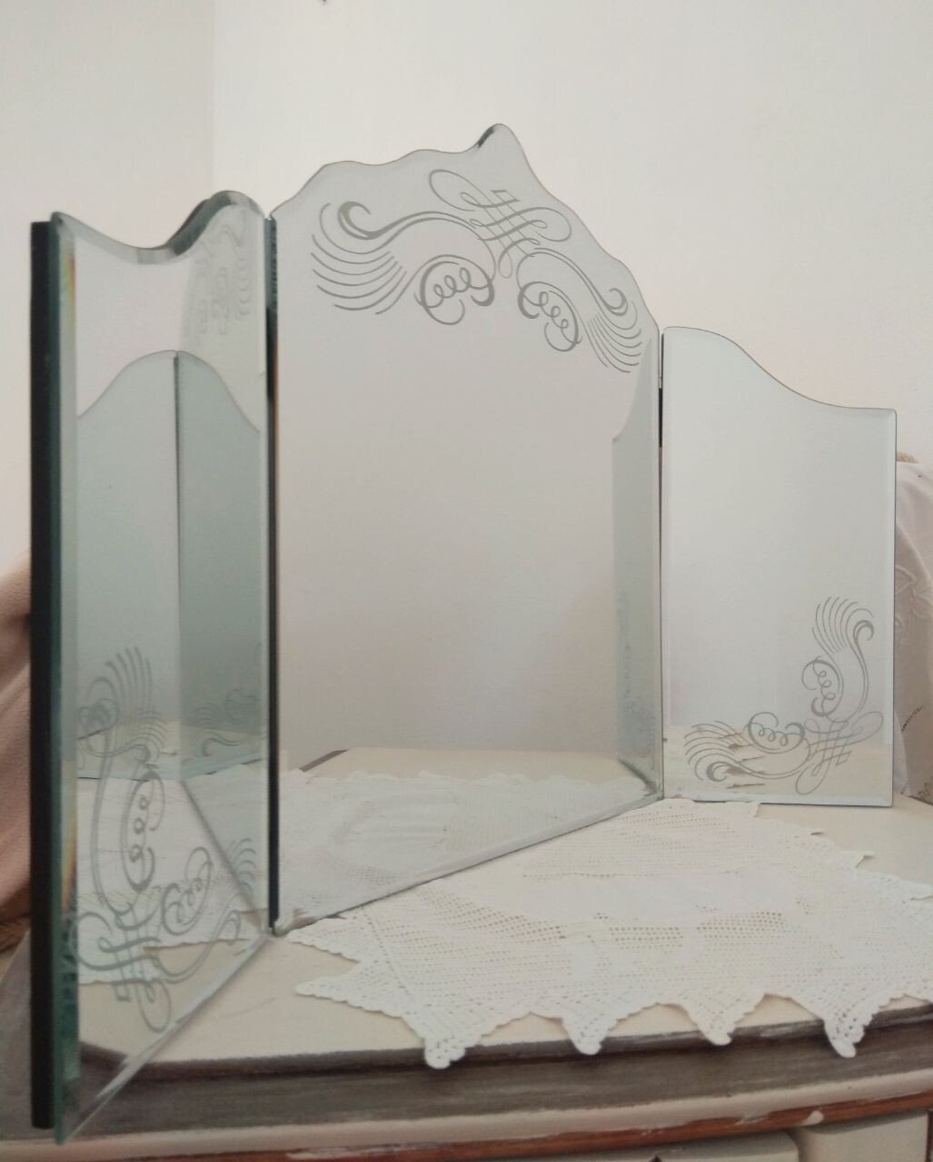 Miroir Hollywood arqué vénitien à trois faces contre les ombres pour un maquillage précis