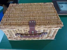 NEW Picnic Basket with 4 Cups 4 Plates & Plastic Silverware   (CL TP)