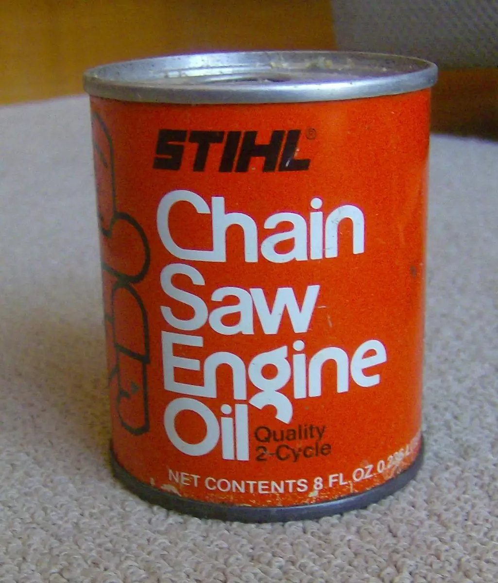 Chainsaw oil can outlet