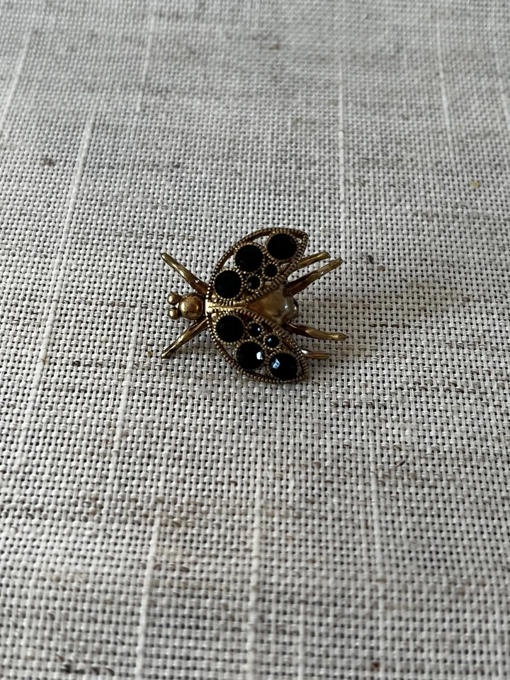 Broche, prendedor vintage J Crew tono dorado mosca o escarabajo volador con piedras negras... Foto 4 de 4