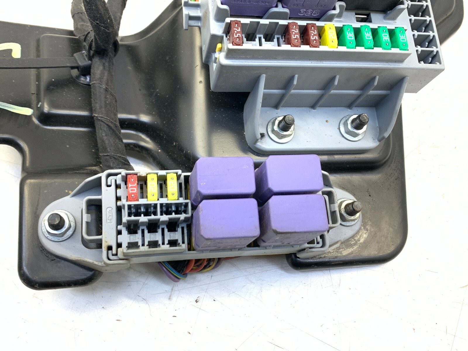 08 09 10 11 12 MASERATI QUATTROPORTE FUSE RELAY BOX CONTROL MODULE OEM