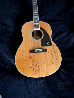 Simple Minds Jim Kerr & Charlie Burchill signierte Epiphone AJ18S Gitarre mit Koffer
