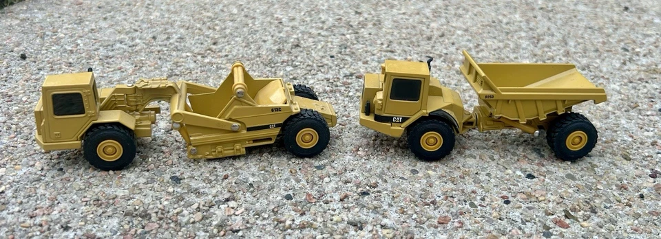 Camión de volteo para vehículos de construcción fundidos a presión 2 ERTL CAT 1:64 D25D y rascador 613C Foto 2 de 4